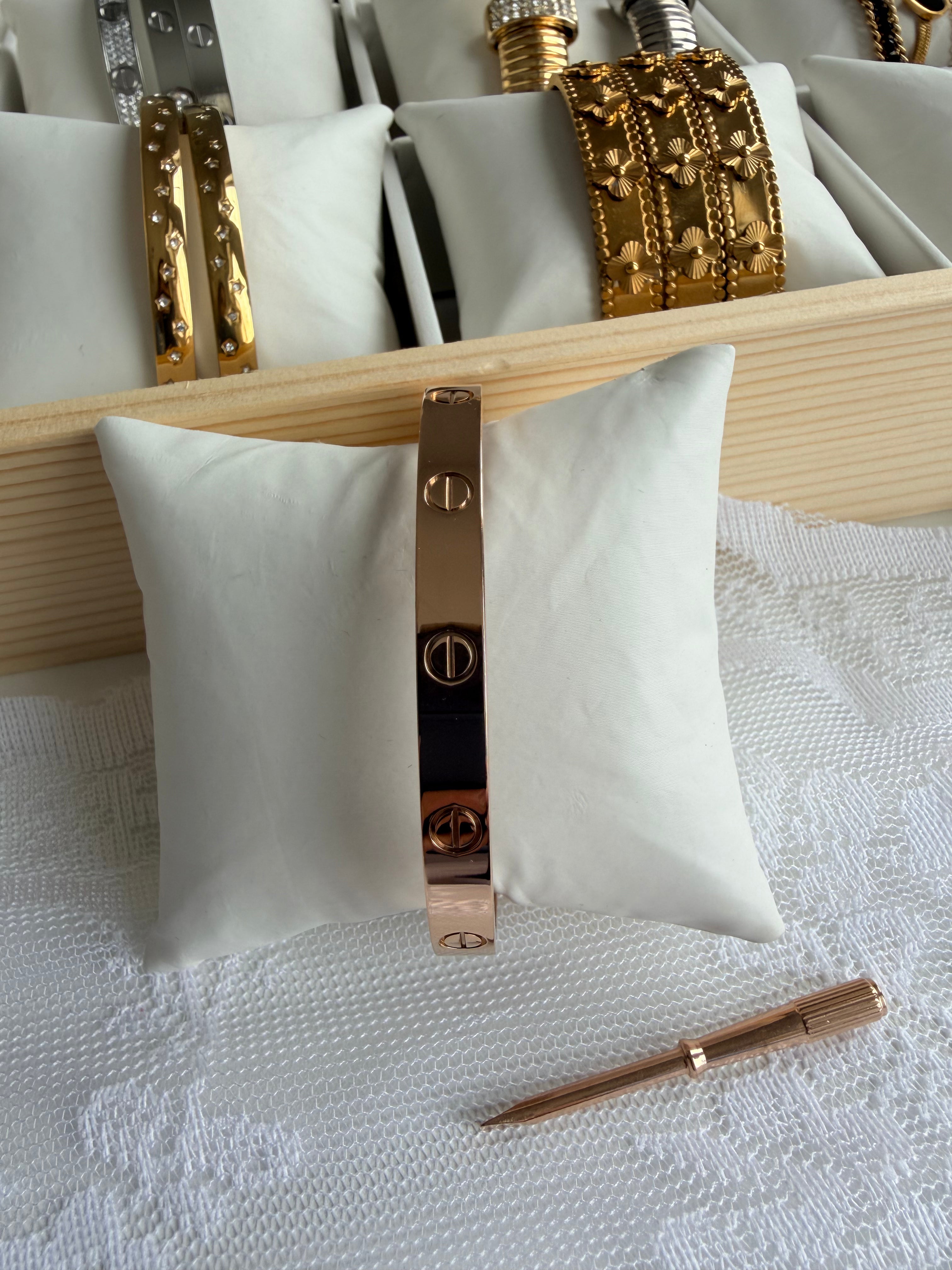 Classic Icon Model Rose Bracelet Stainless Steel Non-Tarnish